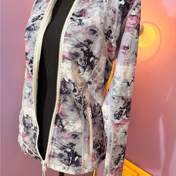 New w/o tags LuLu Women's full zip define Jacket.
Still in stores. - Picture 10 of 10